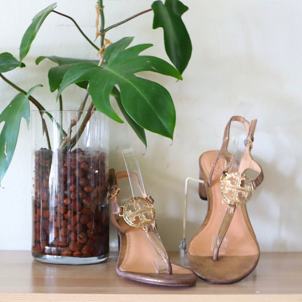 Women's Tory Burch Gold Metallic Heeled Sandals w/ Crystal Logo Medallion Sz 9.5